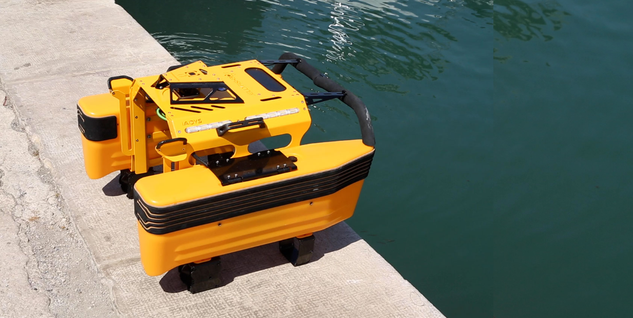 Au Havre, le robot électrique télécommandé Jellyfishbot nettoie les bassins  du port - Le Parisien