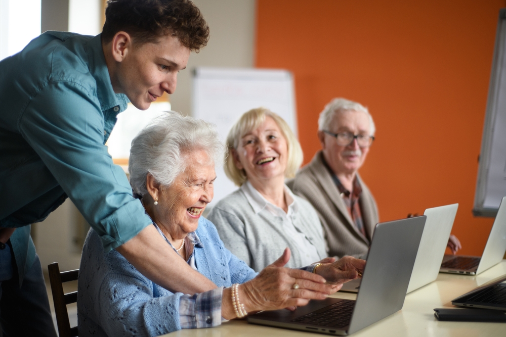 Les Astroliens Faire Découvrir Le Numérique Aux Seniors En Mobilisant